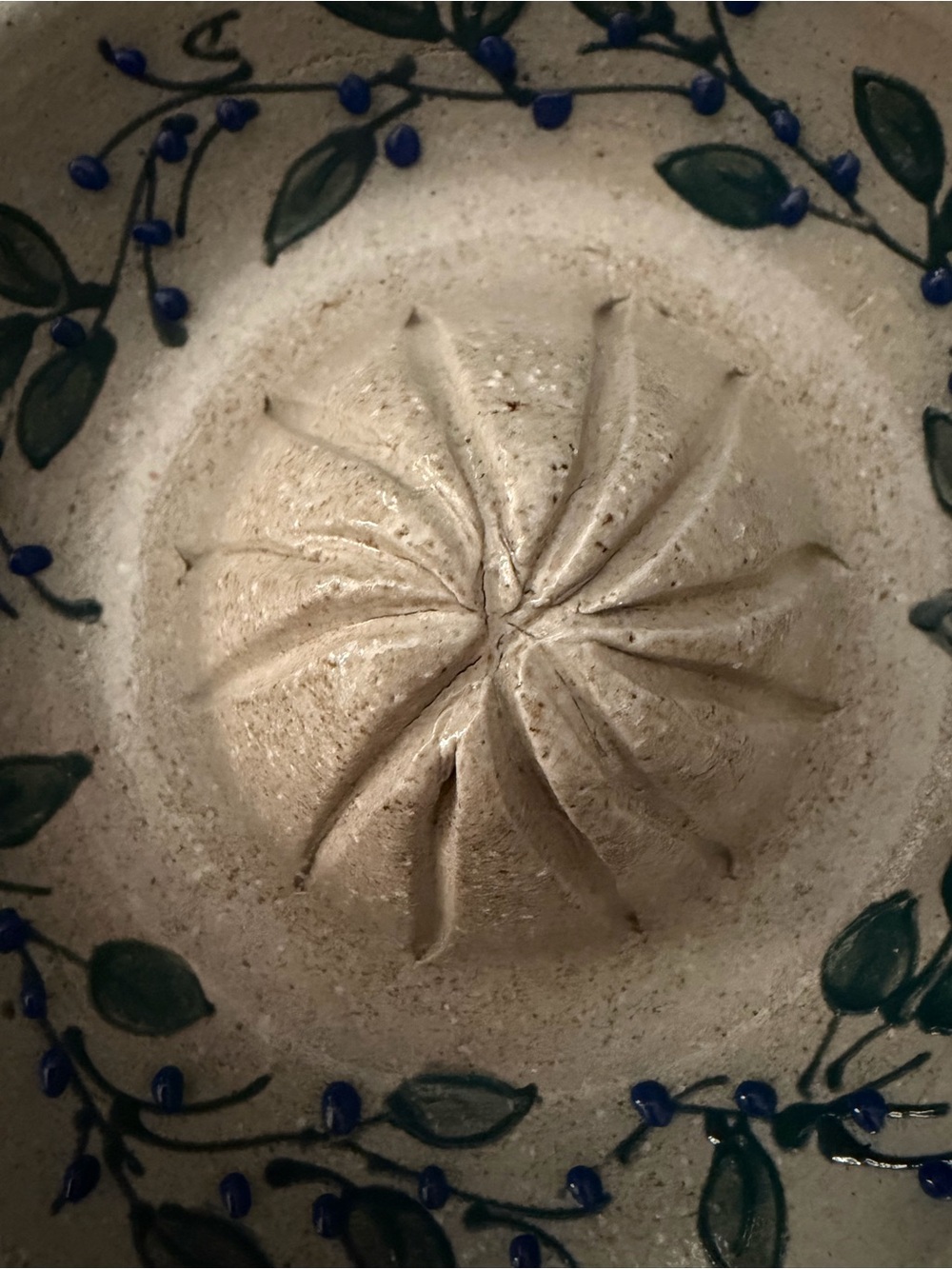 Salmon Falls Stoneware Juicer - Blue / Green Vine - Picture 10 of 12